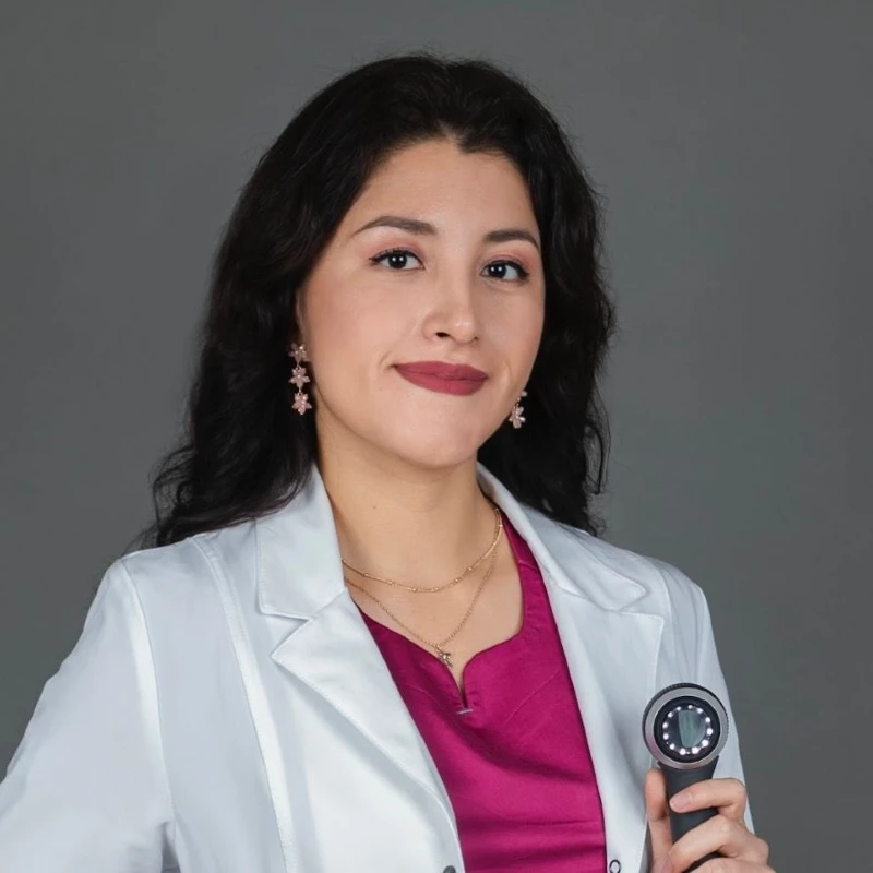 Dra. Natalia Tena Angulo dermatologa en Miraflores